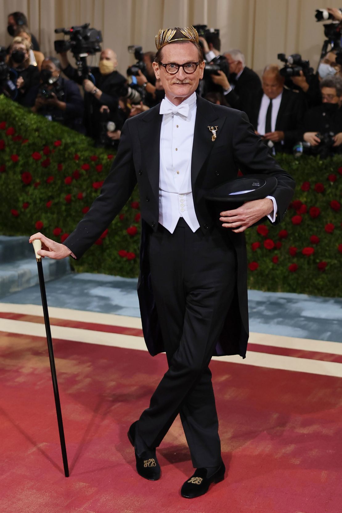 Hamish Bowles attended the Met Gala in a 1950s gold feather tiara.