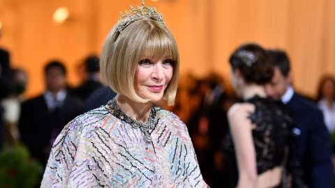 Vogue Editor-in-Chief Anna Wintour arrives for the 2022 Met Gala at the Metropolitan Museum of Art on May 2, 2022, in New York. - The Gala raises money for the Metropolitan Museum of Art's Costume Institute. The Gala's 2022 theme is "In America: An Anthology of Fashion". (Photo by ANGELA WEISS / AFP) (Photo by ANGELA WEISS/AFP via Getty Images)
