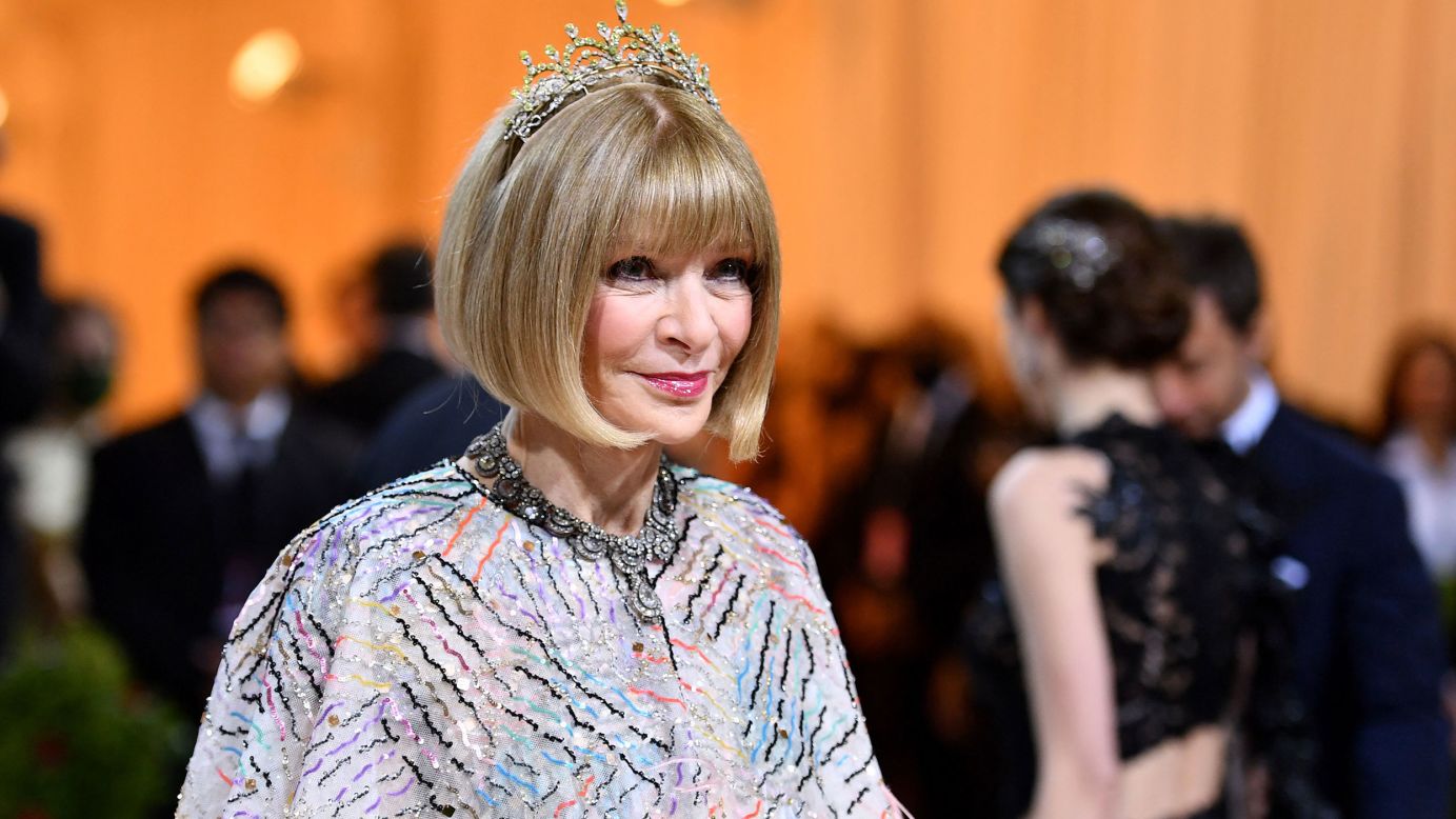 Vogue Editor-in-Chief Anna Wintour arrives for the 2022 Met Gala at the Metropolitan Museum of Art on May 2, 2022, in New York. - The Gala raises money for the Metropolitan Museum of Art's Costume Institute. The Gala's 2022 theme is "In America: An Anthology of Fashion". (Photo by ANGELA WEISS / AFP) (Photo by ANGELA WEISS/AFP via Getty Images)
