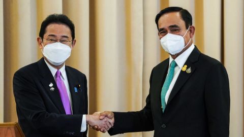 Japanese Prime Minister Fumio Kishida and Thai Prime Minister Prayut Chan-ocha after their meeting at Government House in Bangkok on May 2. 
