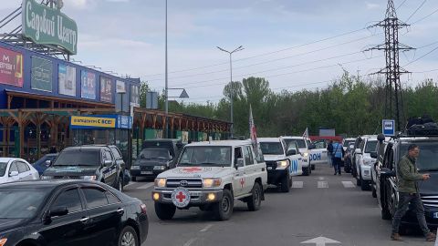 Į Zaporožę atvyksta evakuotųjų vilkstinė iš apgultos Azovstal plieno gamyklos.