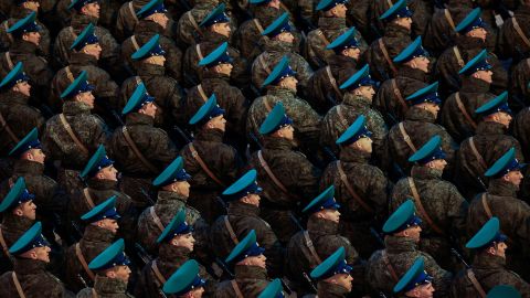 Militari russi durante le prove della parata del 28 aprile. 