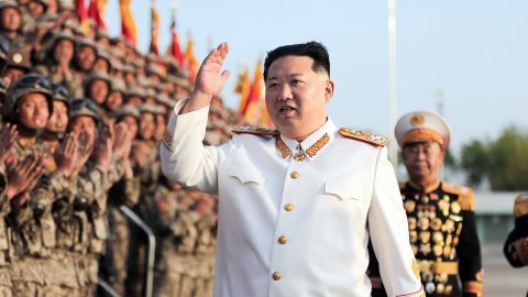الزعيم الكوري الشمالي كيم جونغ أون خلال عرض عسكري في أواخر أبريل. 