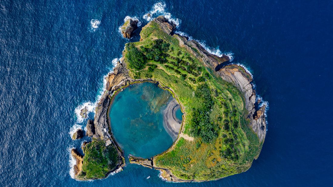 <strong>São Miguel</strong><strong>:</strong><strong> </strong>This striking islet near the town of Vila Franca do Campo on São Miguel Island beckons kayakers, snorkelers and swimmers.