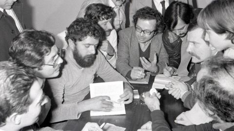 Da Silva (troisième à partir de la gauche) lors d'une réunion avec des syndicalistes polonais en 1981.