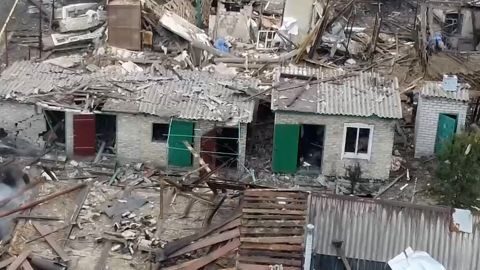 Imágenes de drones muestran cómo los rusos destruyeron una ciudad ucraniana en una batalla salvaje | CNN 4 No está claro si algún soldado ucraniano murió o resultó herido en las explosiones.