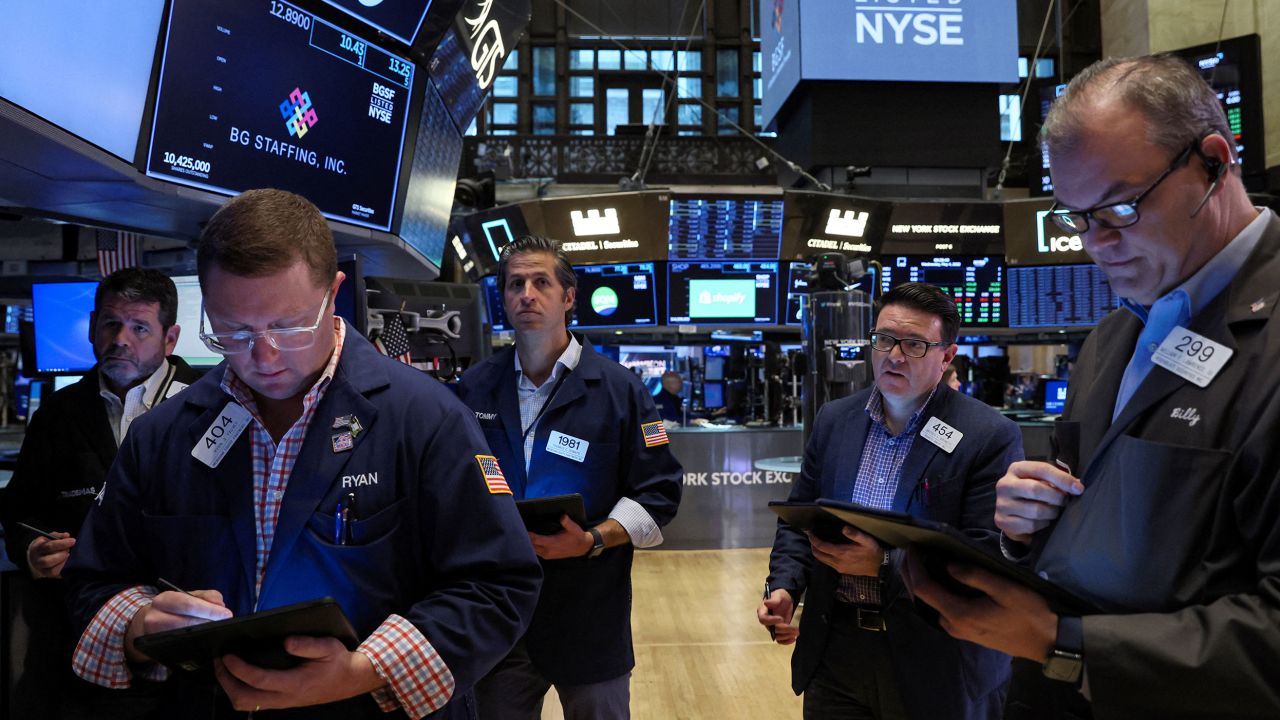 Traders work on the floor of the New York Stock Exchange (NYSE) in New York City, U.S. May 4, 2022.  REUTERS/Brendan McDermid