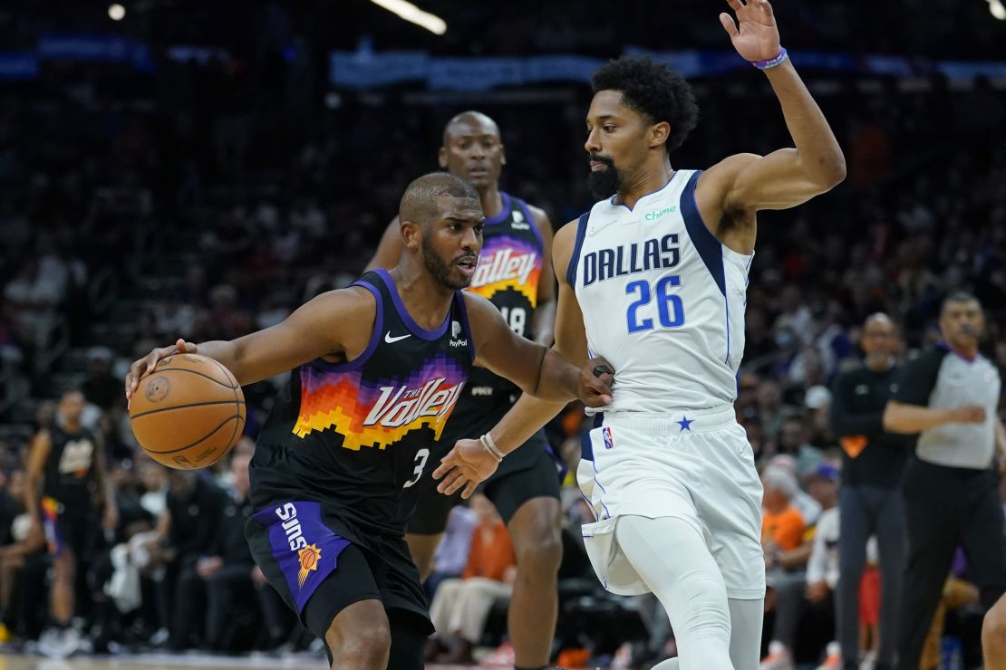 Paul drives to the basket against Mavs guard Spencer Dinwiddie.