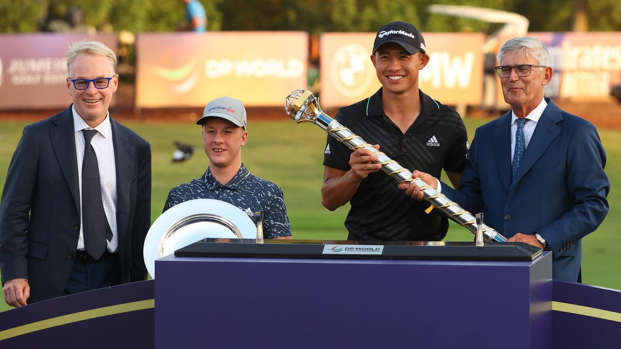 Lawlor dan pemenang utama dua kali Collin Morikawa (kanan tengah) di DP World Tour Championship di Dubai, November 2021.