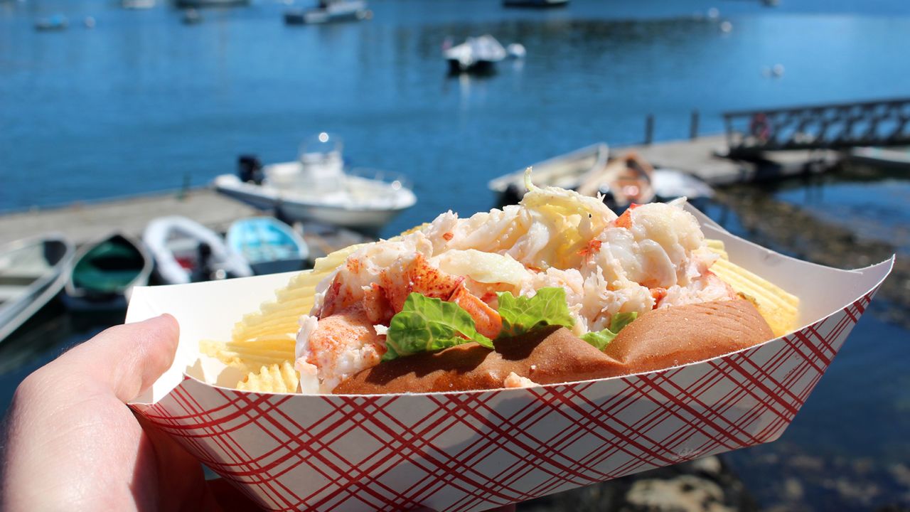 Gulungan udang galah Maine klasik dihidangkan di dok oleh Five Islands Lobster Co.
