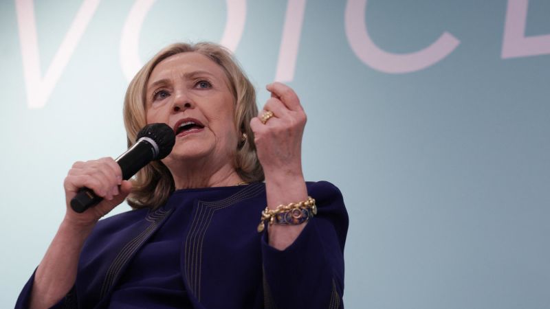 Hillary Clinton fait son premier retour public à la Maison Blanche depuis l’administration Obama