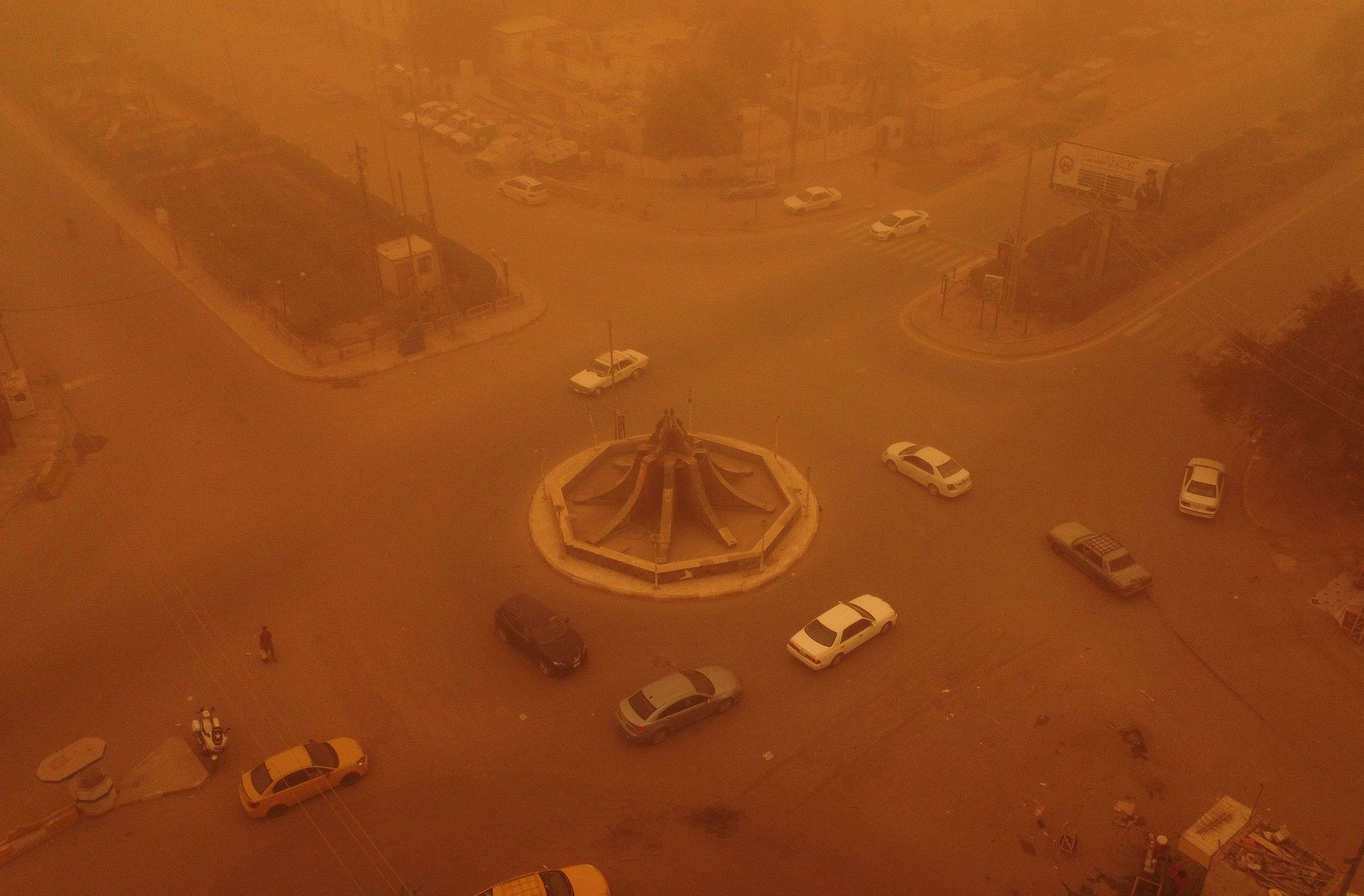 A heavy sandstorm engulfs Nasiriyah, Iraq.