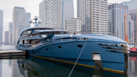 Le super-yacht de 192 pieds 'Phi' reste saisi à 'Dollar Bay' dans les Docklands de Londres, saisi par la National Crime Agency du Royaume-Uni en raison de sanctions contre les associés de Poutine lors de l'invasion russe de l'Ukraine, le 30 mars, à Londres.