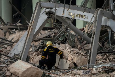 جمعہ 6 مئی کو ہوانا، کیوبا میں ایک دھماکے سے عمارت تباہ ہونے کے بعد ہوٹل ساراٹوگا کا ایک نشان ملبے میں نظر آ رہا ہے۔