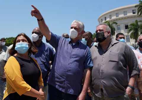 کیوبا کے صدر میگوئل ڈیاز کینیل، مرکز، اور کیوبا کے وزیر اعظم مینوئل میریرو کروز، دائیں، دھماکے کی جگہ کا دورہ کر رہے ہیں۔