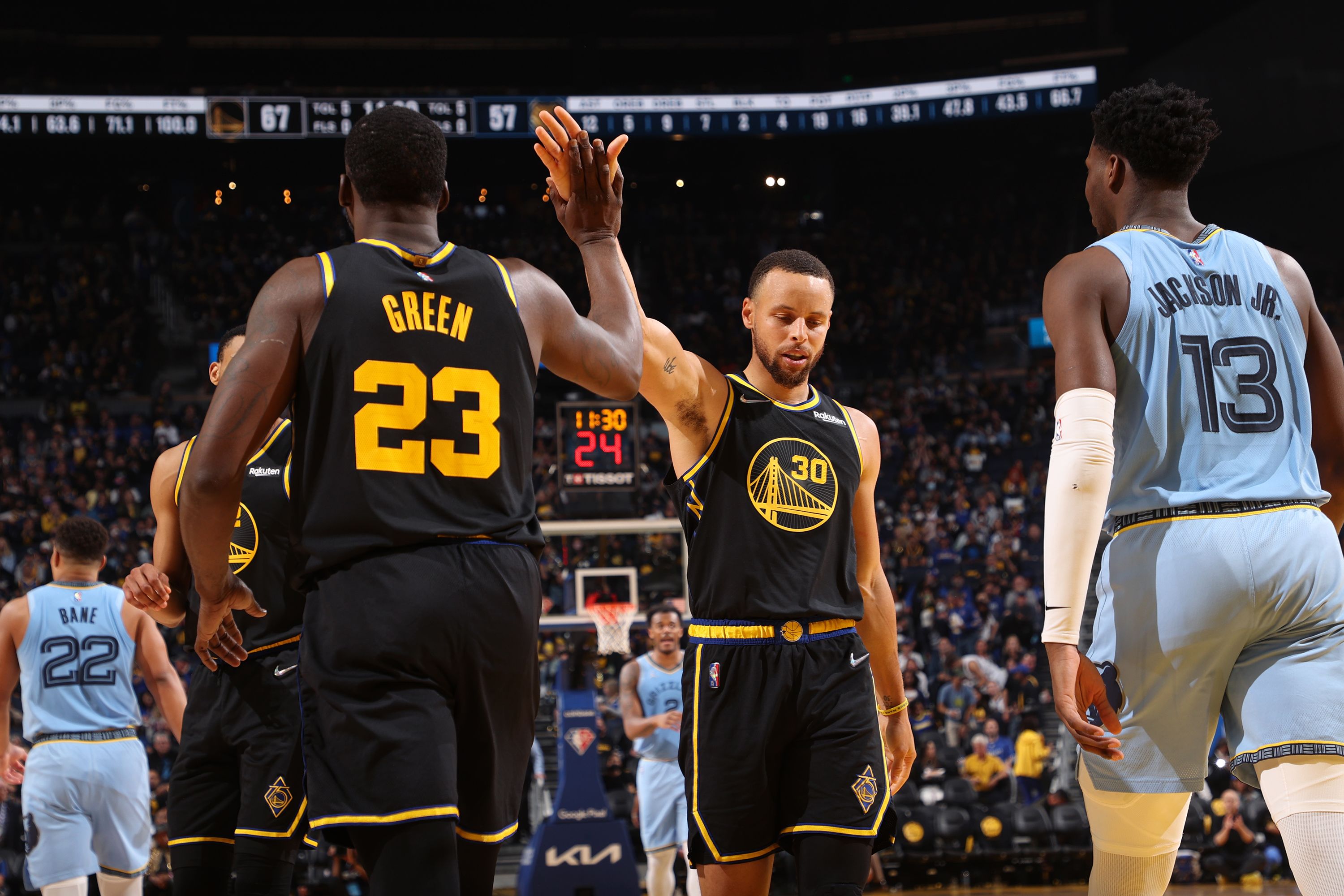 Stephen Curry, Klay Thompson lead Warriors past Grizzlies