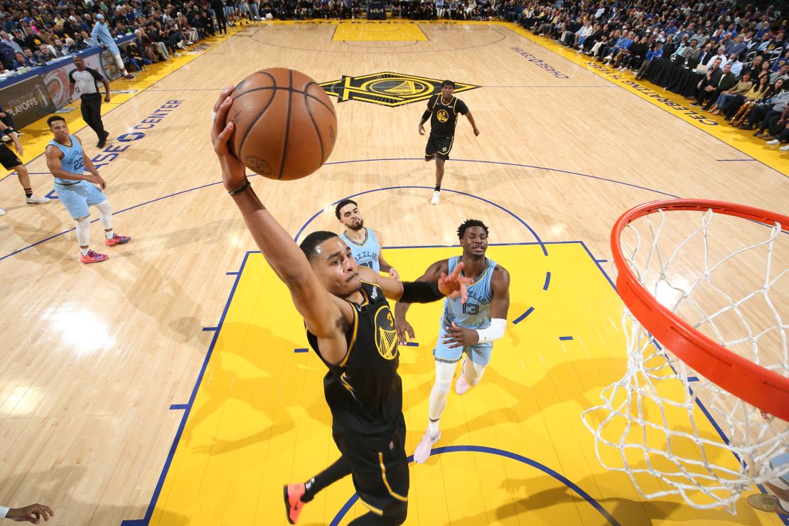 Poole dunks the ball against the Memphis Grizzlies. 