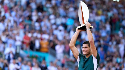 Alcaraz lifts the Madrid Open trophy.