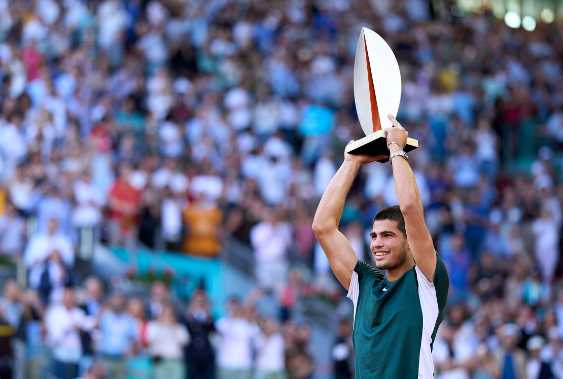 Alcaraz lifts the Madrid Open trophy.