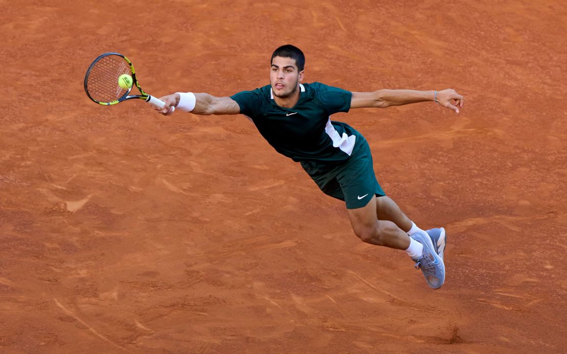 Alcaraz returns a ball against Zverev.