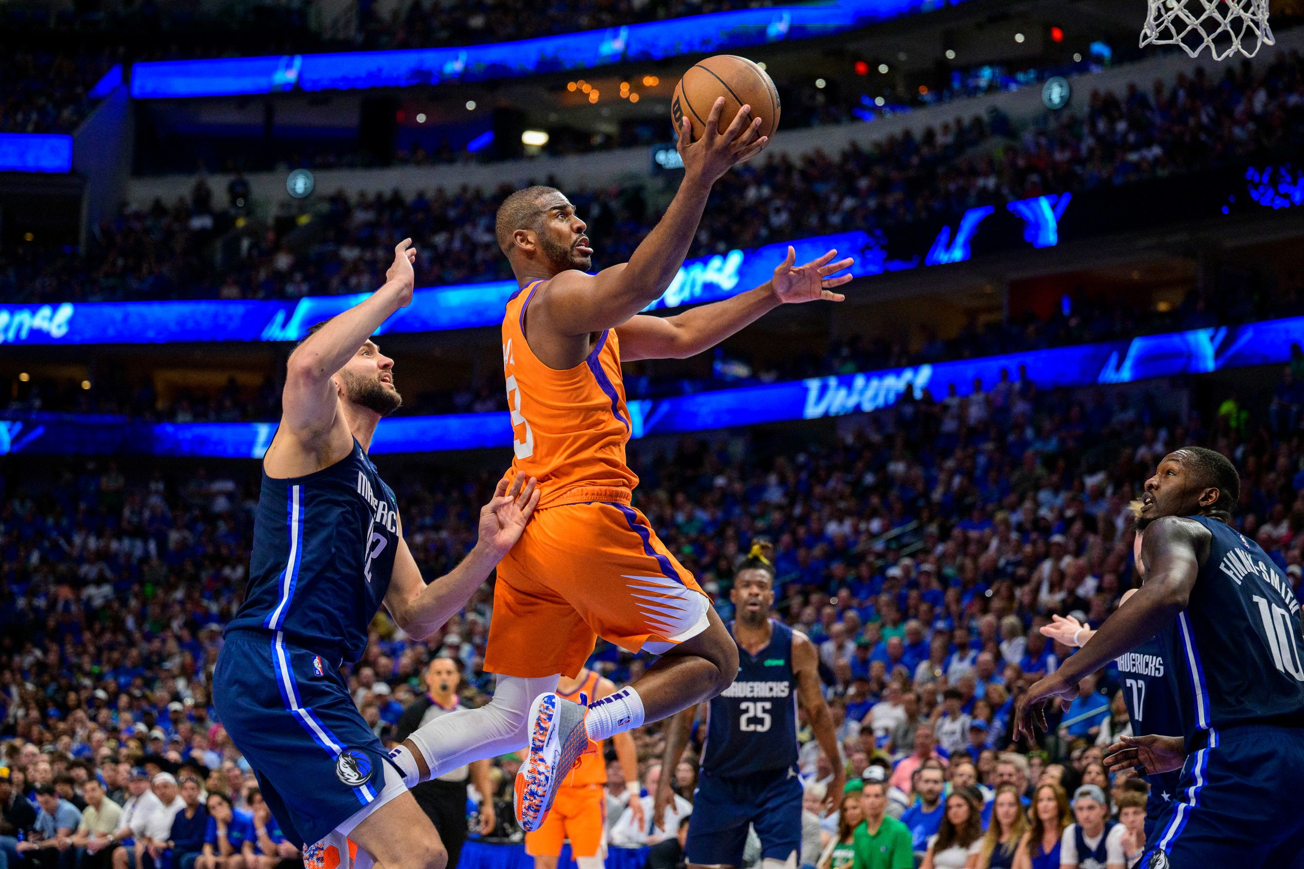 Chris Paul makes NBA playoff history in Phoenix Suns' closeout win