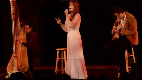 فلورنس ويلش (في الوسط) تؤدي مع زملائها في فرقة Florence + the Machine توم مونغ (على اليسار) وروبرت أكرويد (على اليمين) خلال مهرجان نيويوركر في 11 أكتوبر 2019 في مدينة نيويورك. 