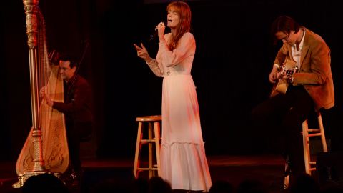 فلورنس ويلش (في الوسط) تؤدي مع زملائها في فرقة Florence + the Machine توم مونغ (على اليسار) وروبرت أكرويد (على اليمين) خلال مهرجان نيويوركر في 11 أكتوبر 2019 في مدينة نيويورك.