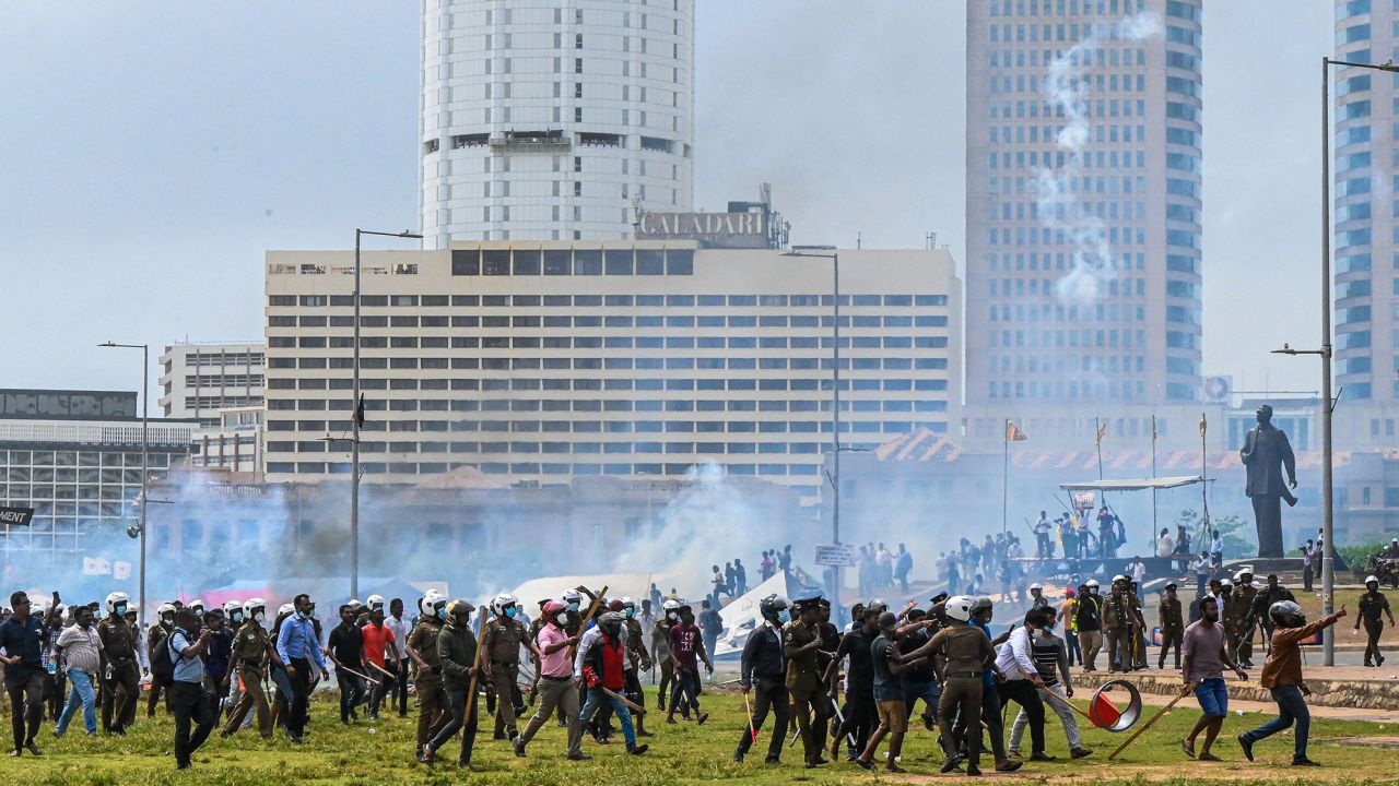 Pro- and anti-government groups clashing on Monday.
