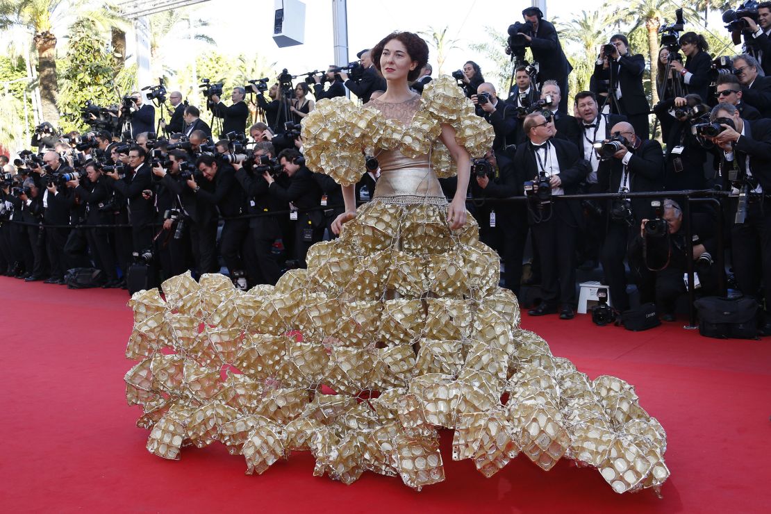 The second guest who relegated the celebrities to mere mortal status wore a dress made of biscuit trays to the screening of "The Past" at the 66th edition of the Cannes Film Festival.