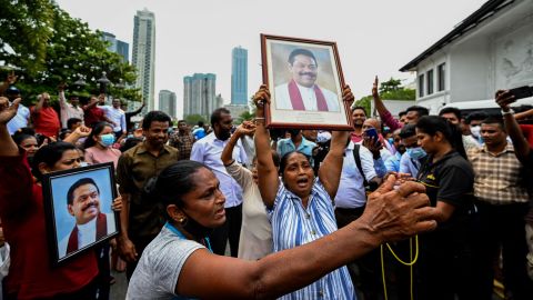 Des partisans pro-gouvernementaux tiennent le portrait du Premier ministre Rajapaksa lors d'une manifestation devant sa résidence à Colombo.