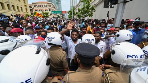 Regierungsanhänger und Polizisten stehen sich vor dem Büro des Präsidenten in der srilankischen Hauptstadt gegenüber.