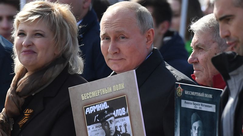 Dos periodistas rusos parecen estar desafiando a Putin, denunciando la guerra en Ucrania