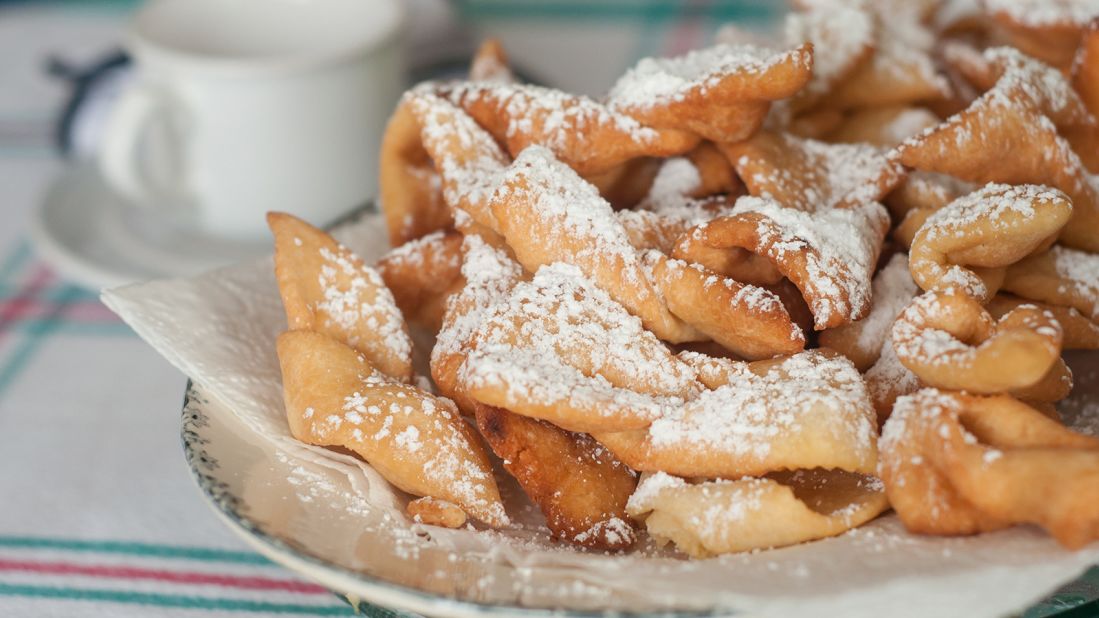 <strong>Beignets (Louisiana):</strong> Divine pillows of fried yeast dough dusted with powdered sugar, beignets are synonymous with New Orleans.