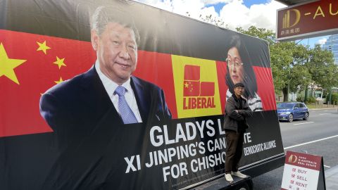 Um cartaz que afirma que o presidente chinês Xi Jinping endossa um candidato liberal.