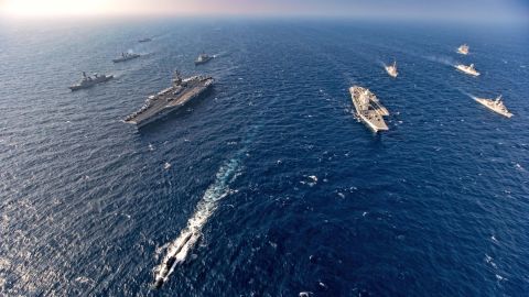 Des porte-avions et des navires de guerre participent aux exercices navals de Malabar, auxquels participent les États-Unis, l'Australie, l'Inde et le Japon, dans le nord de la mer d'Oman le 17 novembre 2020. 