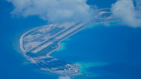 Une piste d'atterrissage chinoise sur une île artificielle de la mer de Chine méridionale, vue le 20 mars.