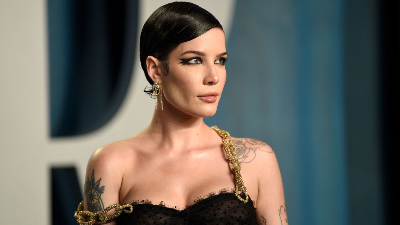 Halsey arrives at the Vanity Fair Oscar Party on March 27, 2022 at the Wallis Annenberg Center for the Performing Arts in Beverly Hills, California.