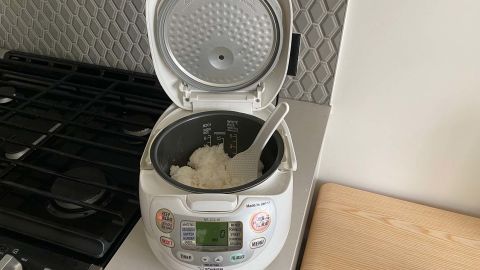 طباخ الأرز Zojirushi Neuro Fuzzy مفتوح مع أرز أبيض