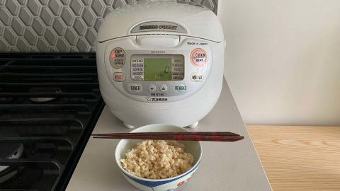 طباخ الأرز Zojirushi Neuro Fuzzy مع الأرز البني