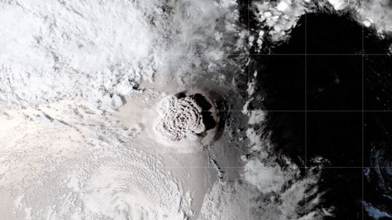 La NASA dijo que la erupción del volcán Tonga provocó que 58,000 piscinas olímpicas de agua entraran en erupción a la atmósfera.