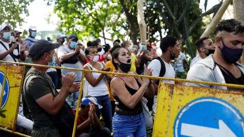 احتجاج كوبيون أمام سفارة بنما في هافانا حيث شددت الدولة متطلبات التأشيرة في مارس. 