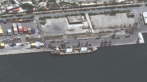 Cận cảnh cho thấy con tàu Matros Pozynich, được đặt theo tên một binh sĩ Nga thiệt mạng ở Syria năm 2015, tại cảng Latakia.