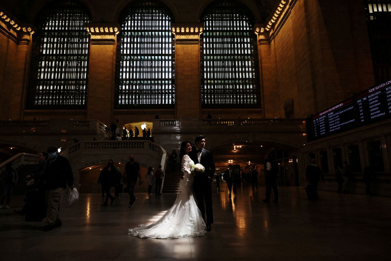 A couple poses for wedding photographs inside New York's Grand Central Station on Thursday, May 5. <a href="http://www.cnn.com/2022/05/05/world/gallery/photos-this-week-april-28-may-5/index.html" target="_blank">See last week in 36 photos.</a>