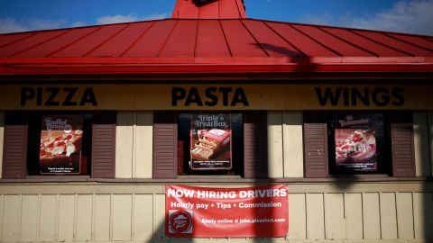 A Pizza Hut também enfrenta desafios de emprego. 