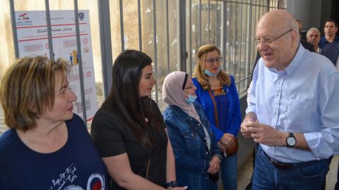 De Libanese premier Najib Mikati brengt op 15 mei zijn stem uit bij de parlementsverkiezingen in een stembureau in de noordelijke Libanese stad Tripoli.