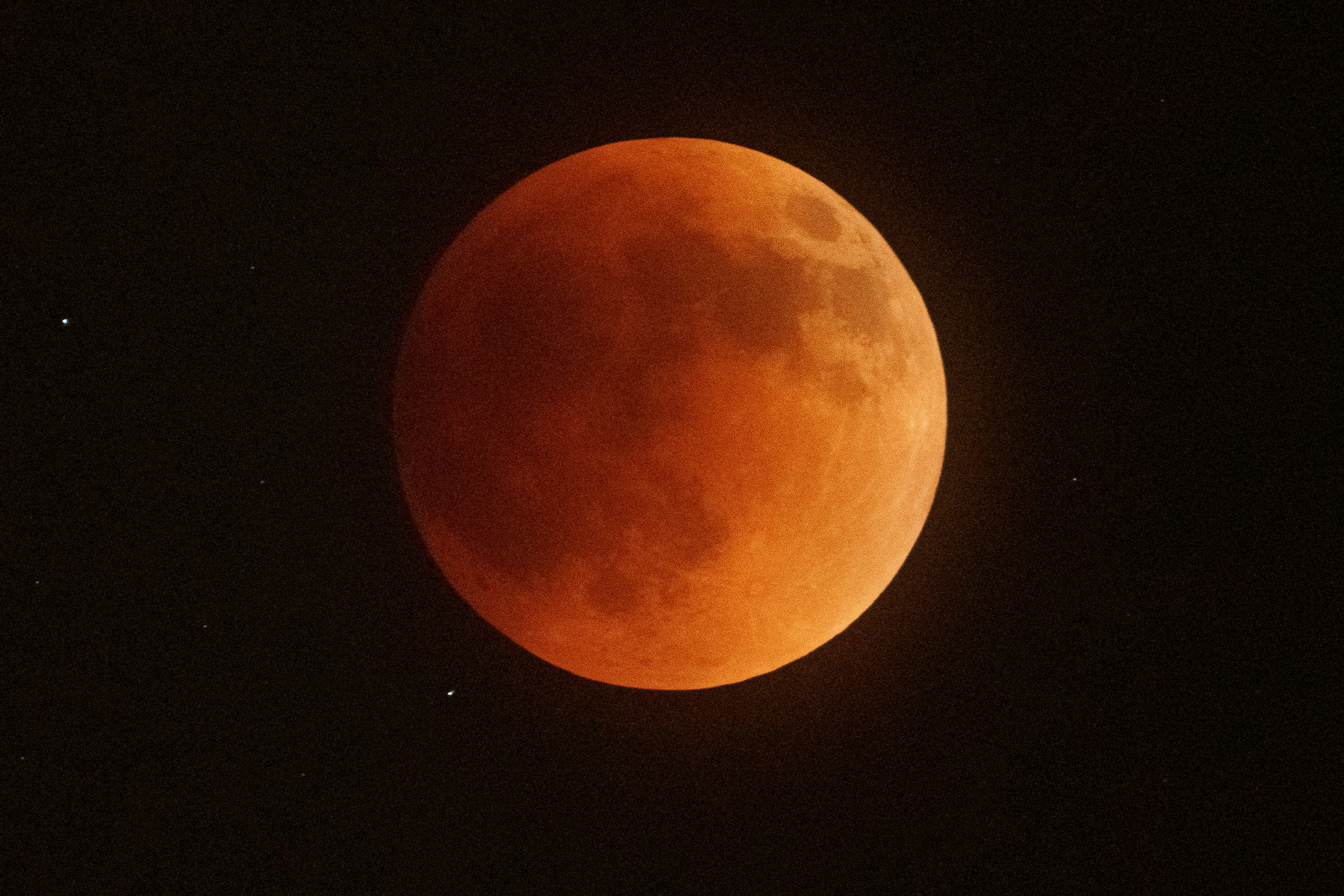 https://media.cnn.com/api/v1/images/stellar/prod/220516005557-01-lunar-eclipse-ohio-0515.jpg?c=original