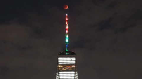 Krvavý měsíc vychází nad Dolním Manhattanem a Prvním světovým obchodním centrem v New Yorku 15. května 2022. 