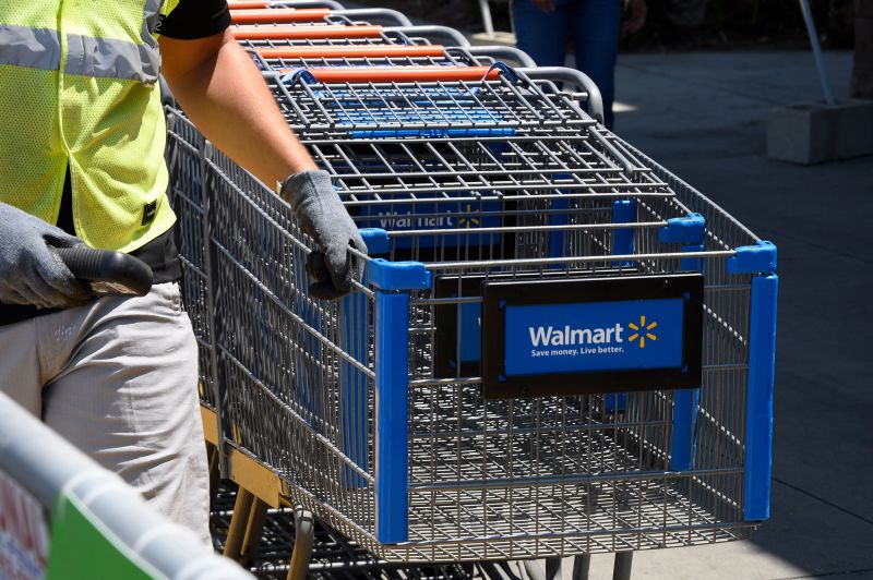 Walmart Has A New Way To Turn College Grads Into Store Managers CNN   220516102856 Walmart Employees Pay File 