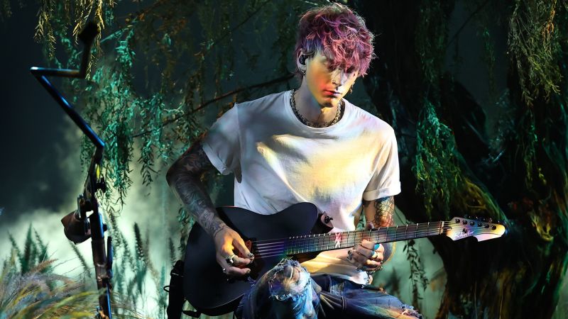 Machine Gun Kelly dedicates Billboard Music Awards performance to his ‘wife’ and ‘unborn child’
