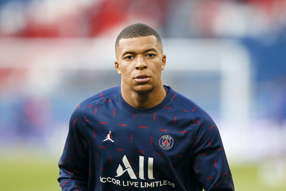 Mbappé warming up ahead of PSG's game against Troyes.
